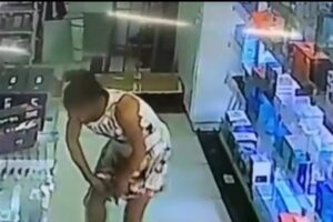 Uma mulher foi flagrada ao furtar uma loja e esconder o produto embaixo do vestido, em Goiânia. O caso ocorreu no sábado (2). (Foto: reprodução)