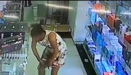 Uma mulher foi flagrada ao furtar uma loja e esconder o produto embaixo do vestido, em Goiânia. O caso ocorreu no sábado (2). (Foto: reprodução)