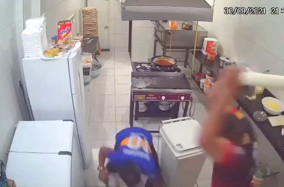 Momento em que o cozinheiro desfere um golpe com rolo de macarrão na cabeça do criminoso