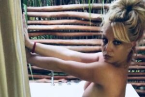 A cantora causou muito nas redes sociais após publicas as imagens. Britney Spears posa nua após suspensão de tutela: fotos