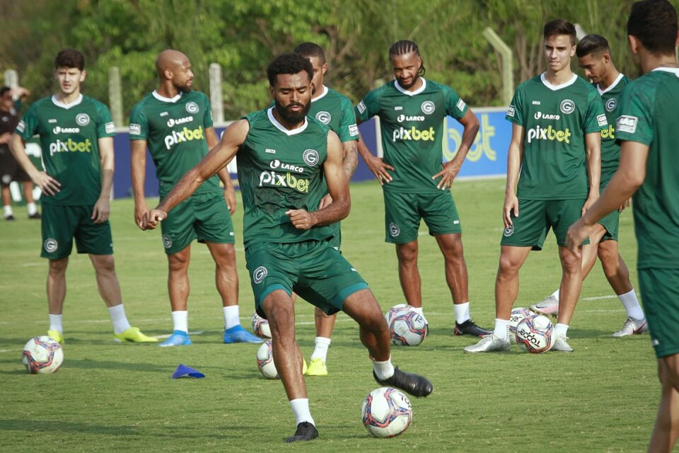 Caio Vinícius durante treino no Goiás
