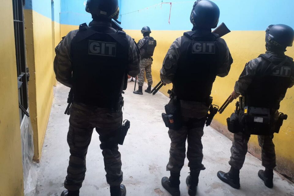 Policiais durante diligências nos presídios em Goiás (