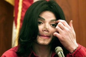 Requerimento de passaporte é datado de 1990 e tem fotos do cantor. Documento de Michael Jackson é vendido por R$ 400 mil: veja foto