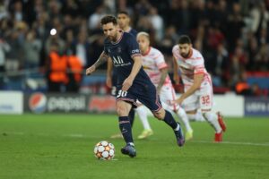Messi cobra pênalti contra o Leipzig