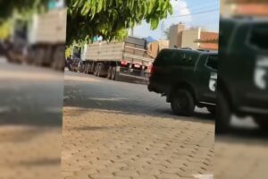Caminhão carregado com produto irregular - Policiais apreenderam R$ 600 mil em madeira ilegal em Rubiataba. Motorista que recebeu mais de R$ 40 mil pelo frete