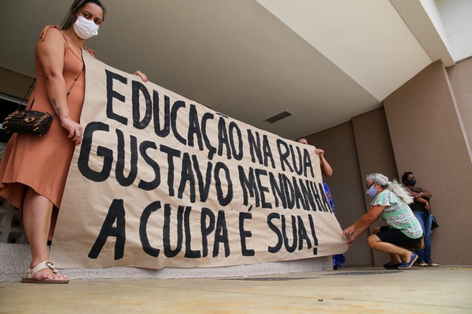 Professores protestam por melhorias na Educação de Aparecida (Foto: Jucimar de Sousa - MaisGoiás)