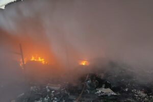 Chamas tomam conta de galpão de reciclagem