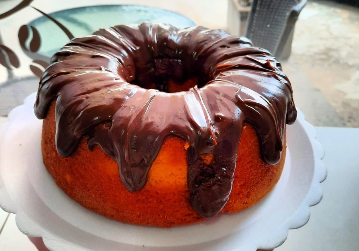 Bolo caseiro com cobertura de chocolate da Delicious Cakes, opção entre as casas de bolo em Aparecida de Goiânia 