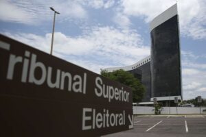 Três ministros do TSE votam contra cassação da chapa Bolsonaro-Mourão
