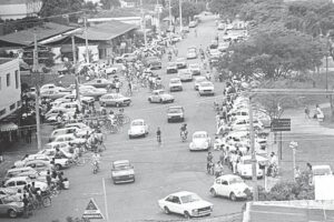 Carros na região da Praça Tamandaré em Goiânia no final da década de 1970 onde havia concetração de bares