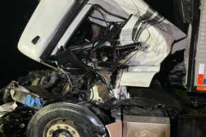 Caminheiro morre após colisão entre duas carretas em Uruaçu, na BR-153