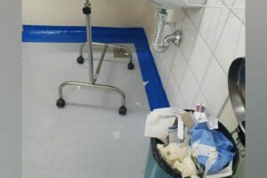 Lixos e resíduos têm tomado conta de unidades de saúde de Goiânia após o início da greve de profissionais da limpeza. (Foto: reprodução)