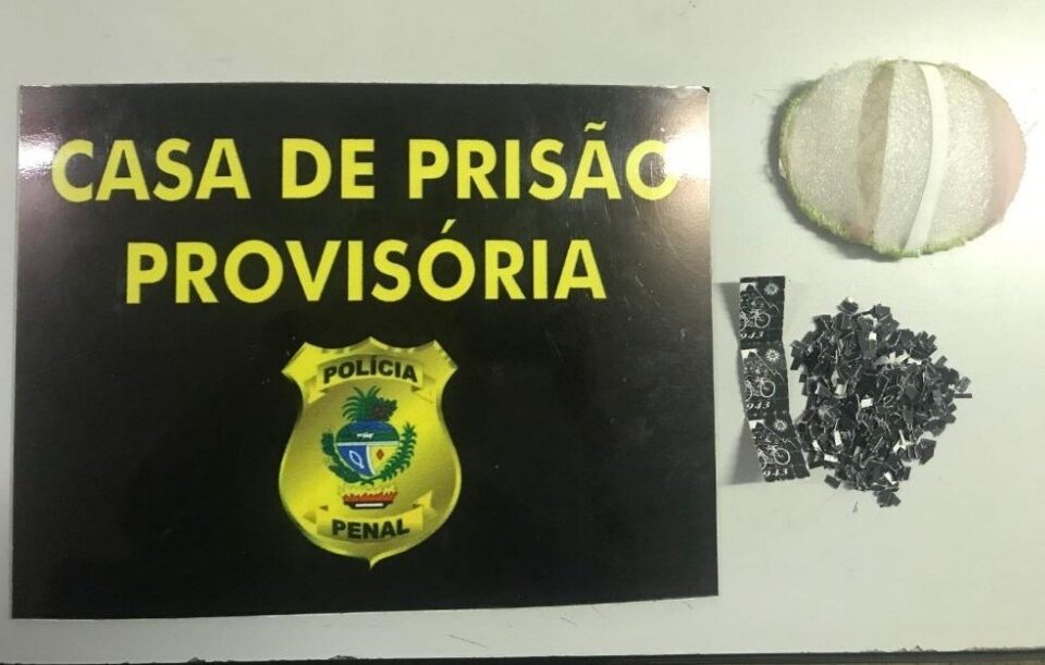 Uma mulher, de 45 anos, foi flagrada ao tentar passar drogas em uma esponja de banho na CPP de Aparecida de Goiânia. (Foto: divulgação/DGAP)