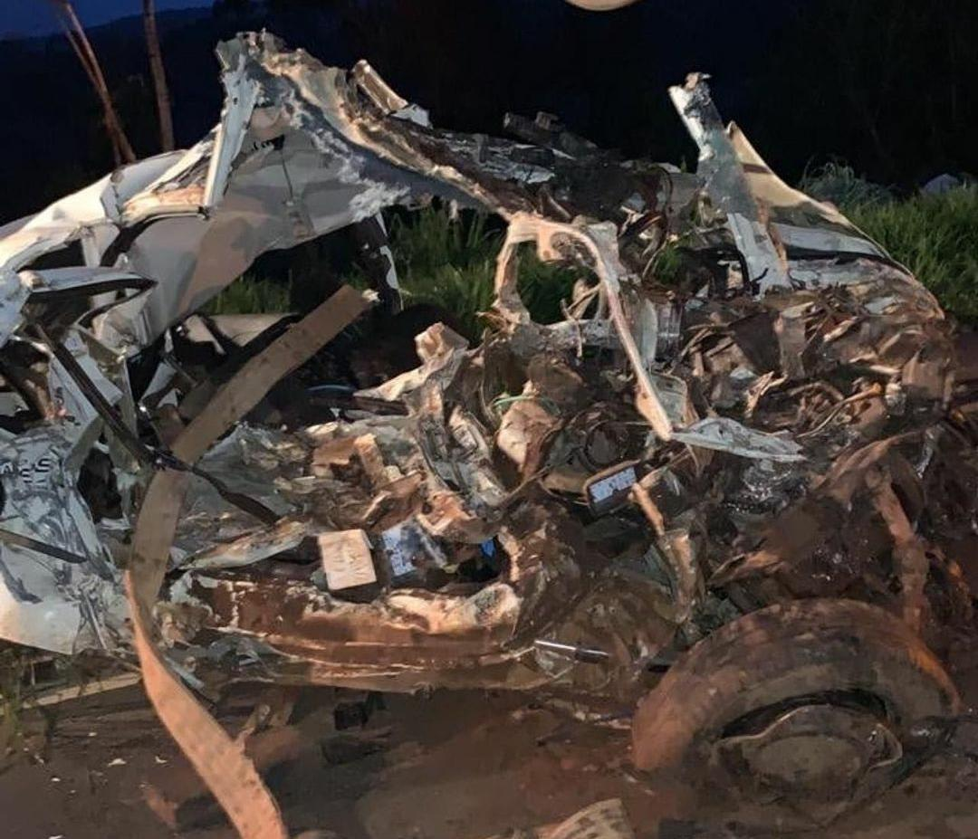 Carro fica destruído após colidir com carreta e cair em uma ribanceira, em Jataí