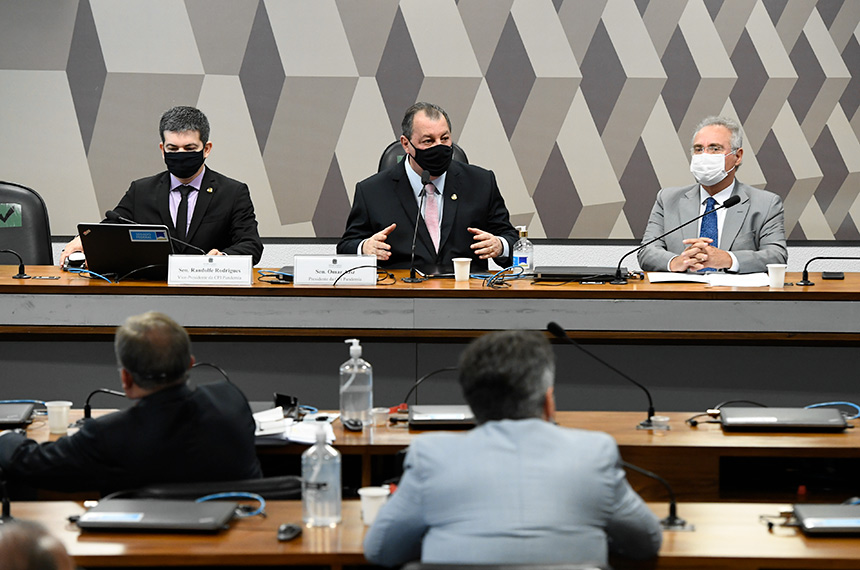 Senadores reunidos para participar de sessão da CPI da Covid (Foto: Jefferson Rudy - Agência Senado)