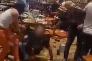 Homem cai durante briga generalizada, ocorrida terça-feira (28), em um bar de espetos, na zona leste da capital paulista - Reprodução