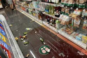 Mercadorias quebradas após terremoto registrado no Japão
