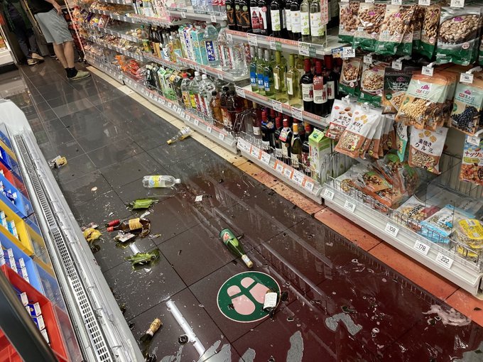 Mercadorias quebradas após terremoto registrado no Japão
