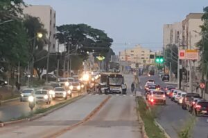 Ônibus e carro colidem em acidente no Setor Pedro Ludovico, em Goiânia