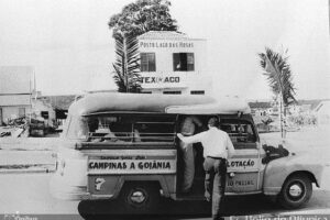Foto antiga mostra condução no Centro da cidade - Goiânia 88 anos: documentário aborda história dos bairros mais antigos da capital