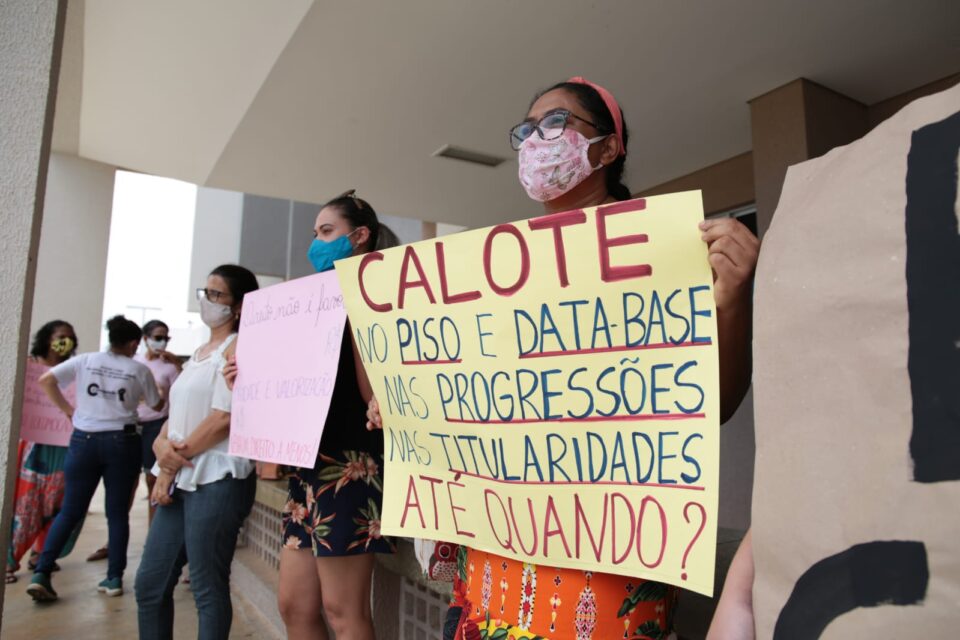 Profissionais da educação cobram progressão salarial, em Aparecida (foto: Jucimar de Sousa - MaisGoiás)