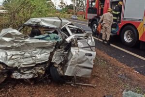 Motorista de 42 anos morreu após grave acidente de trânsito tarde de quarta-feira (20). (Foto: Divulgação/Bombeiros).