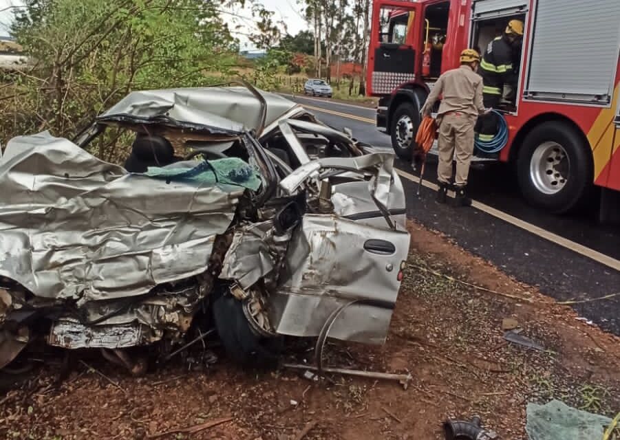 Motorista de 42 anos morreu após grave acidente de trânsito tarde de quarta-feira (20). (Foto: Divulgação/Bombeiros).