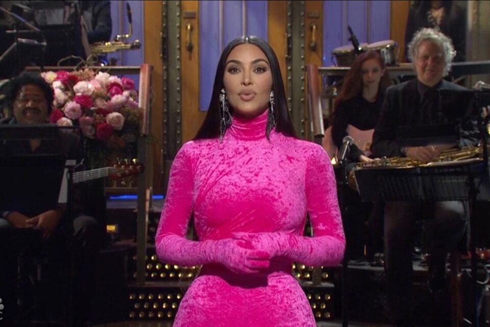 Socialite mostrou jogo de cintura durante Saturday Night Live. Kim Kardashian faz piada sobre sextape e candidatura de Kanye West