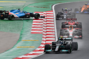 Carros da Fórmula 1 durante curva em corrida