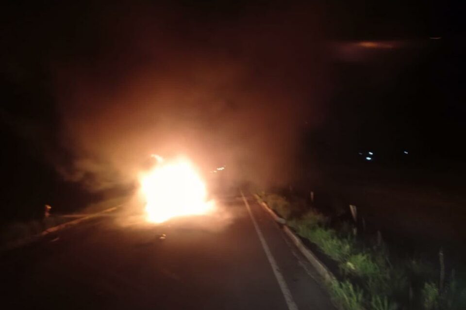 Incêndio causado pelo acidente, em Jaraguá (Foto: CBMGO - Divulgação)