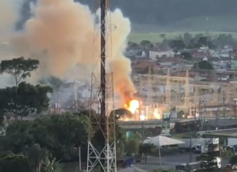 Fumaça e explosões foram registradas por moradores da região. (Foto: Reprodução)