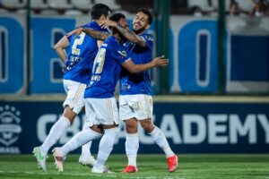 Jogadores do Cruzeiro comemoram gol em jogo pela Série B