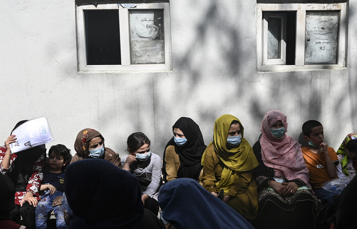 Contra a fome, famílias afegãs tem vendido suas filhas