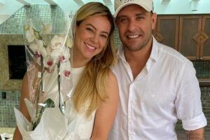 Imagem do casal de branco com flores nas mãos confundiu seguidores. Assessoria de Paolla Oliveira nega casamento com Diogo Nogueira