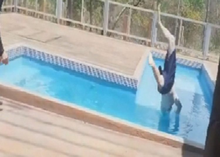 Turista fica em estado grave após bater a cabeça na divisória de piscina, em Caldas Novas (Foto: Reprodução)