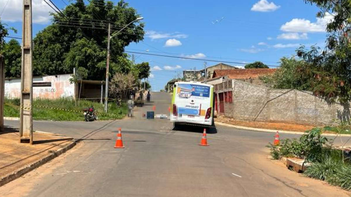Motociclista morre após colidir contra ônibus em cruzamento de Goiânia