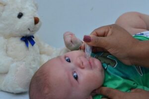 Bebê recebe vacina em gotinha