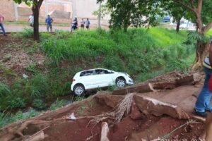 Motorista perde controle de carro e cai em córrego em Itumbiara