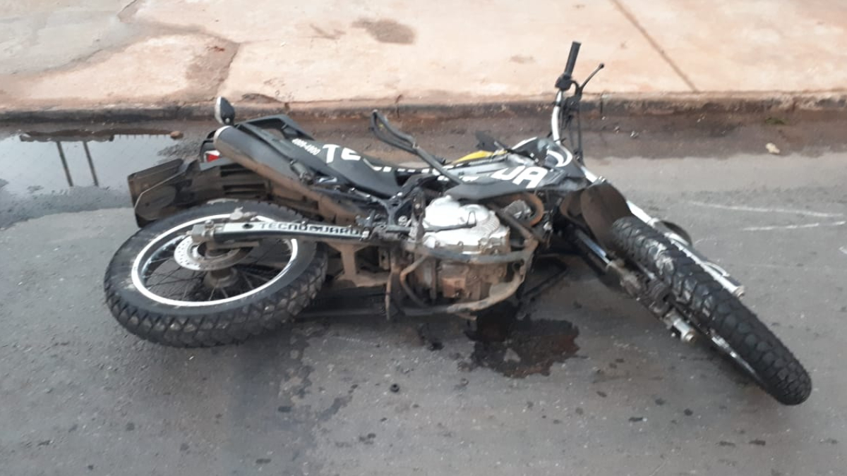 Vigilante morre após colidir motocicleta contra poste na Avenida 87, em Goiânia