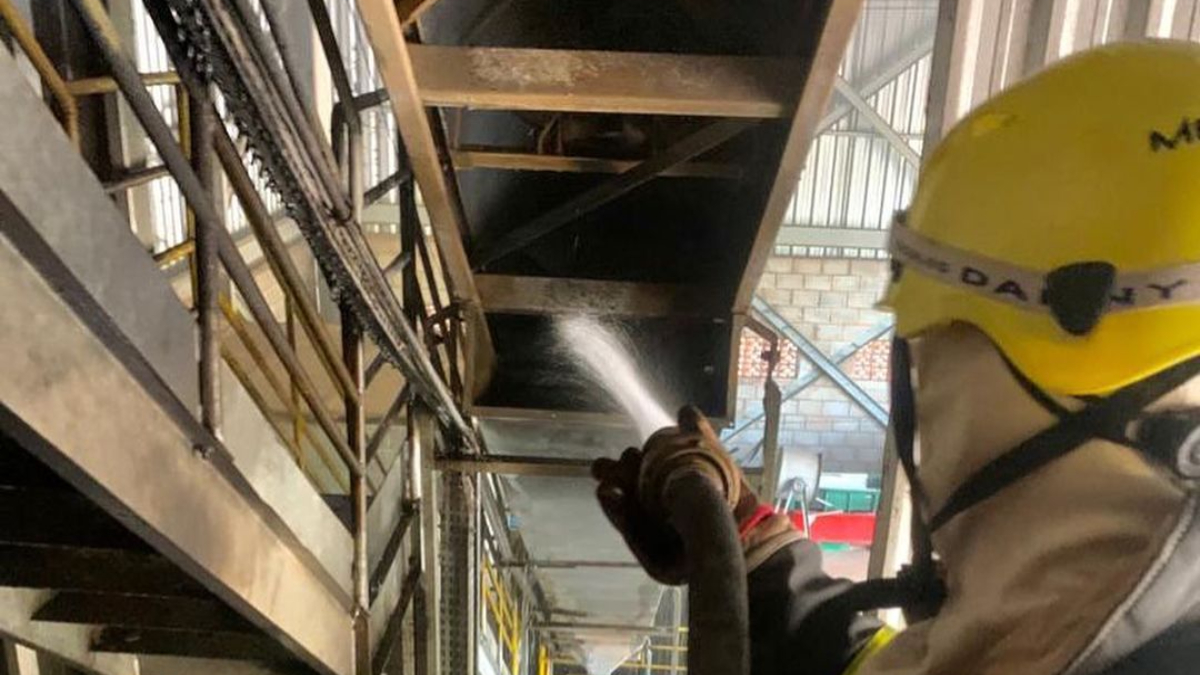 Indústria pega fogo após ser atingida por raio, em Rialma