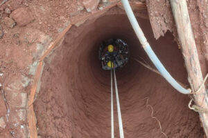 Homem cai em cisterna de 8 metros em Rio Verde