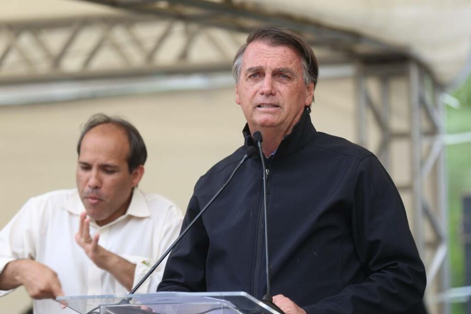 O presidente Jair Bolsonaro participa da entrega de títulos de propriedades rurais em Miracatu, SP - Carlos Silva - 13.out.2021/MAPA
