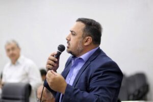 Presidente da Câmara de Aparecida de Goiânia, André Fortaleza fala ao microfone