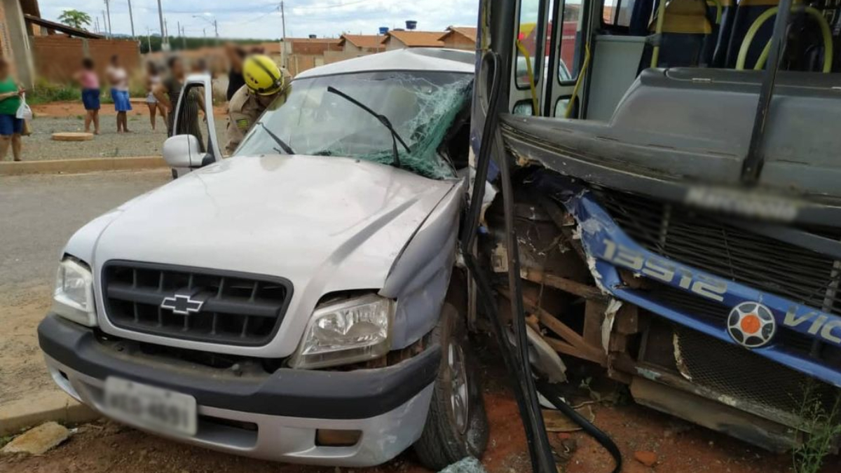 Colisão entre ônibus e caminhonete deixa um motorista ferido em Goianésia