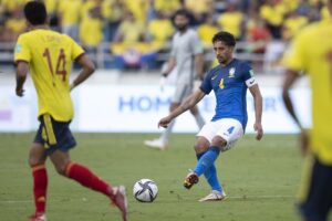 Marquinhos tenta o passe no jogo entre Brasil e Colômbia