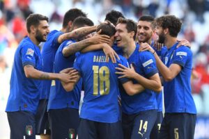 Jogadores da Itália comemoram gol contra a Bélgica