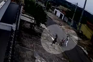 Mulher é agredida durante assalto em Goiânia (Foto: Reprodução/TV Anhanguera)