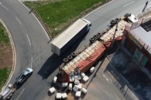 Caminhão tombou no anel viário, em Aparecida (Foto: Reprodução - TV Anhanguera)