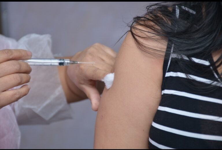 Aparecda convoca adultos a se vacinarem contra Covid-19 neste fim de semana (Foto: Enio Medeiros - SecomAparecida)