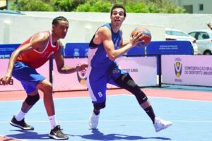 Jogadores de basquete em duelo no Jogos Brasileiros Universitários